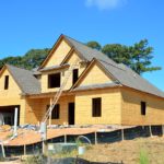 Zgodnie z bieżącymi kodeksami nowo konstruowane domy muszą być gospodarcze.